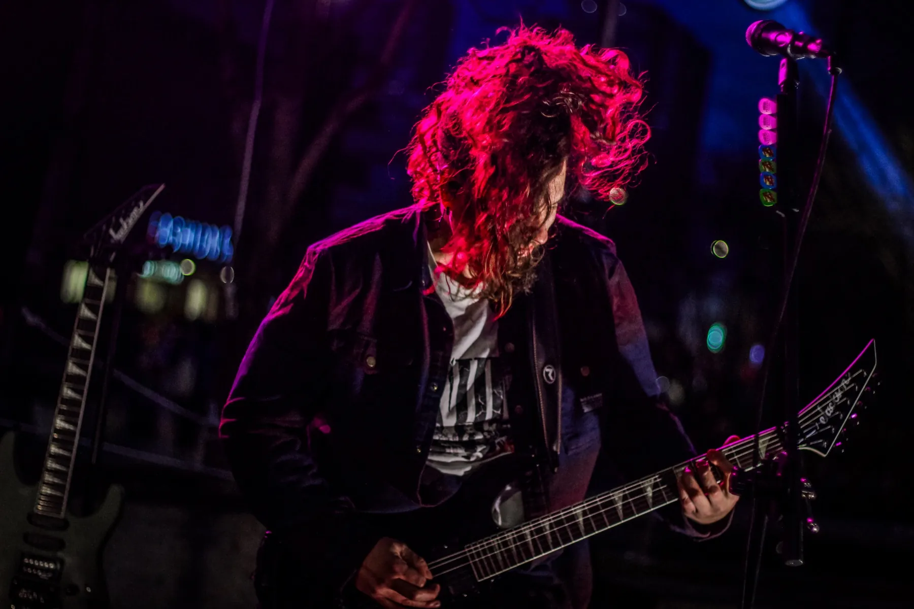 Guitarrista de Midnight Z, banda de anime rock, en vivo