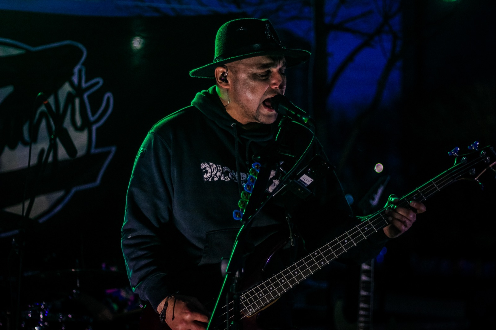 Midnight-Z en vivo: voz y bajo en un escenario nocturno en Chile