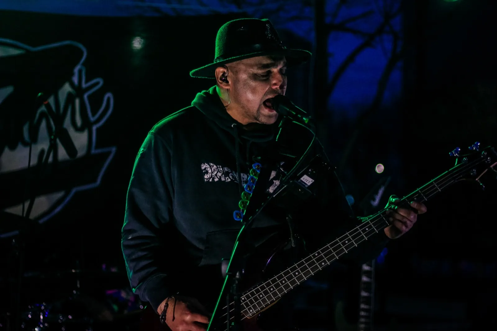Midnight Z en vivo: voz y bajo en un escenario nocturno en Chile