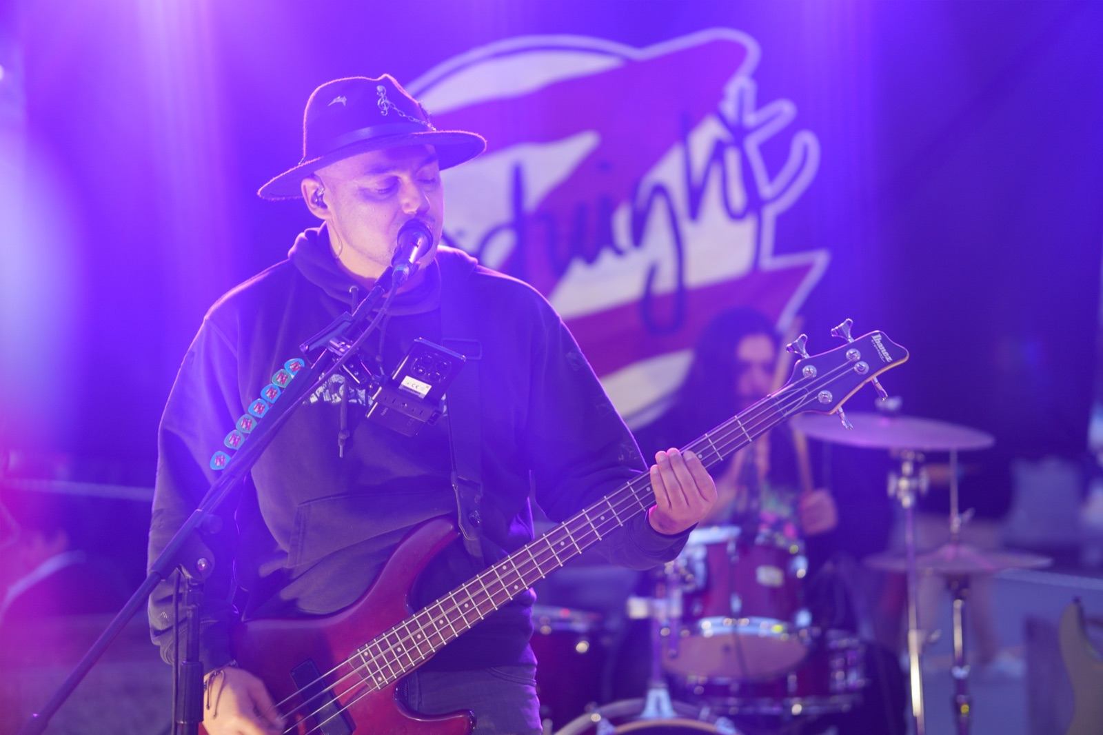 Vocalista y bajista de Midnight-Z tocando en vivo en Concepción
