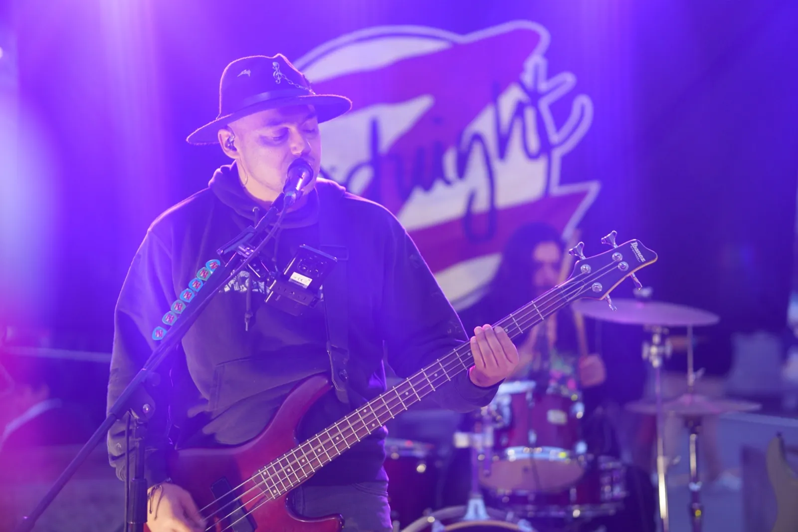 Vocalista y bajista de Midnight Z tocando en vivo en Concepción