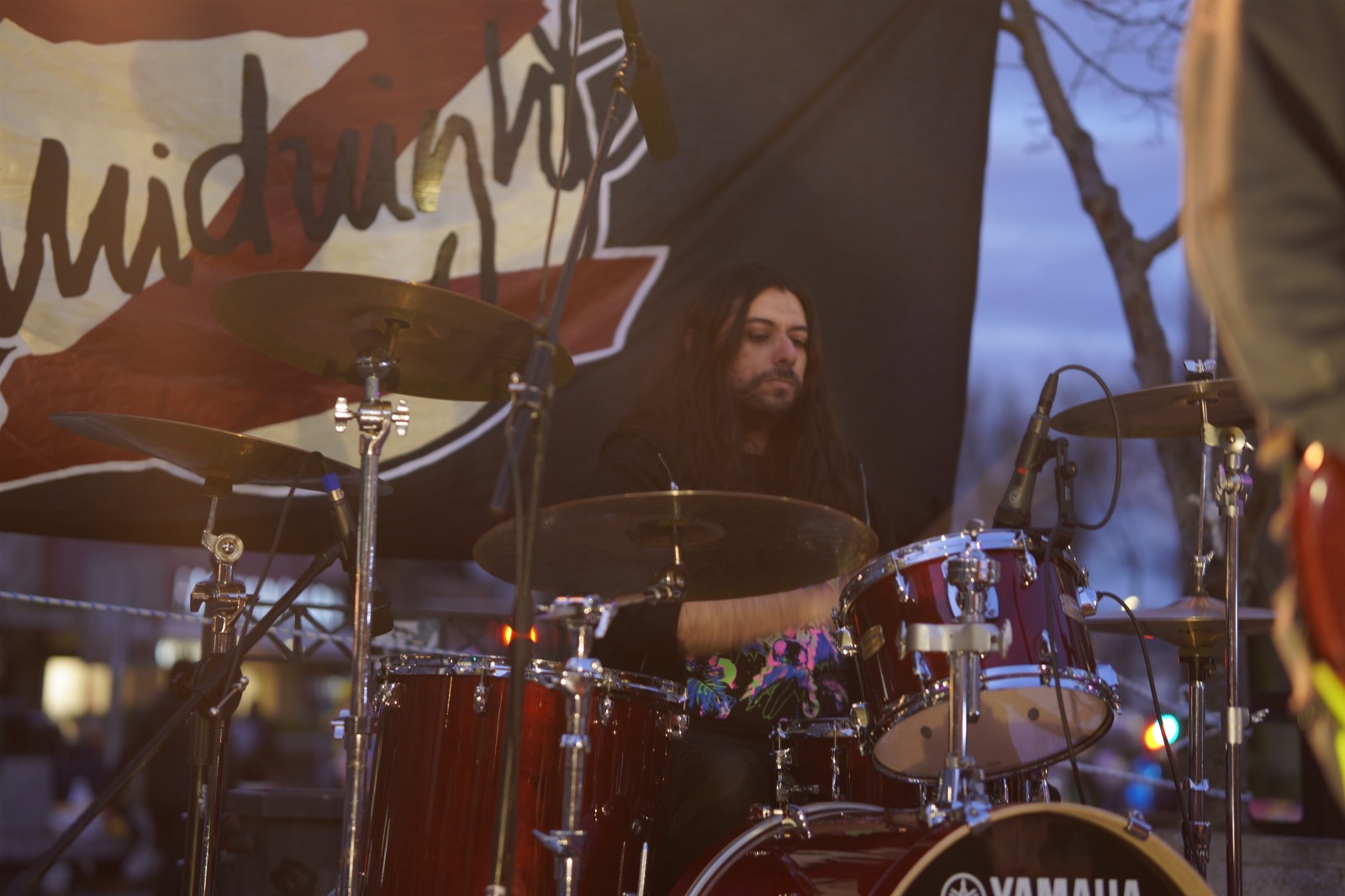 Batería de Midnight-Z junto a la bandera de la banda