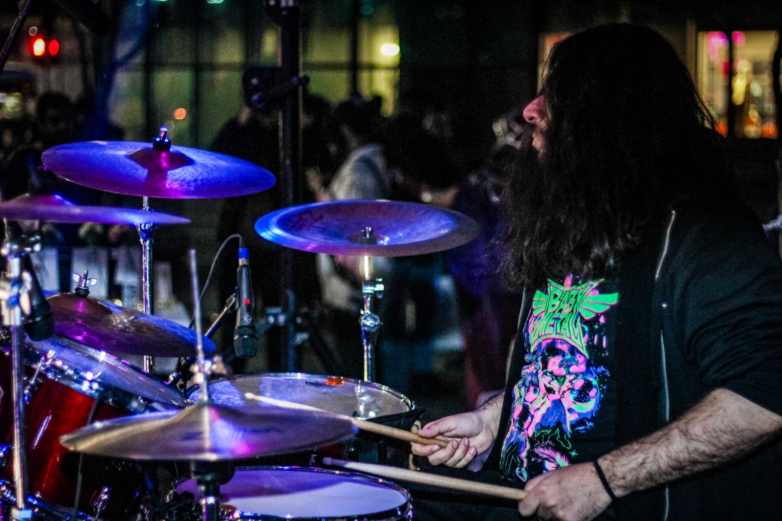 Baterista de Midnight-Z en un show de anime rock