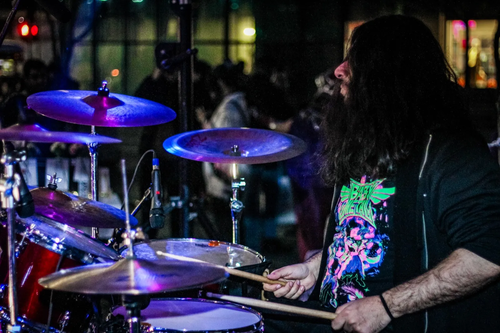 Baterista de Midnight Z en un show de anime rock