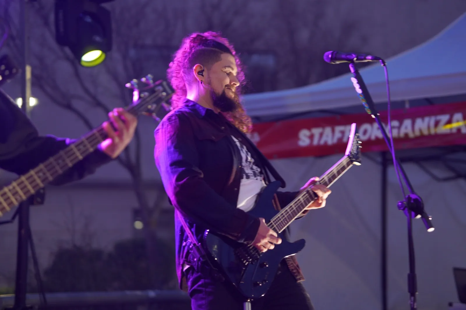 Guitarrista de Midnight Z en un escenario al aire libre en Concepción