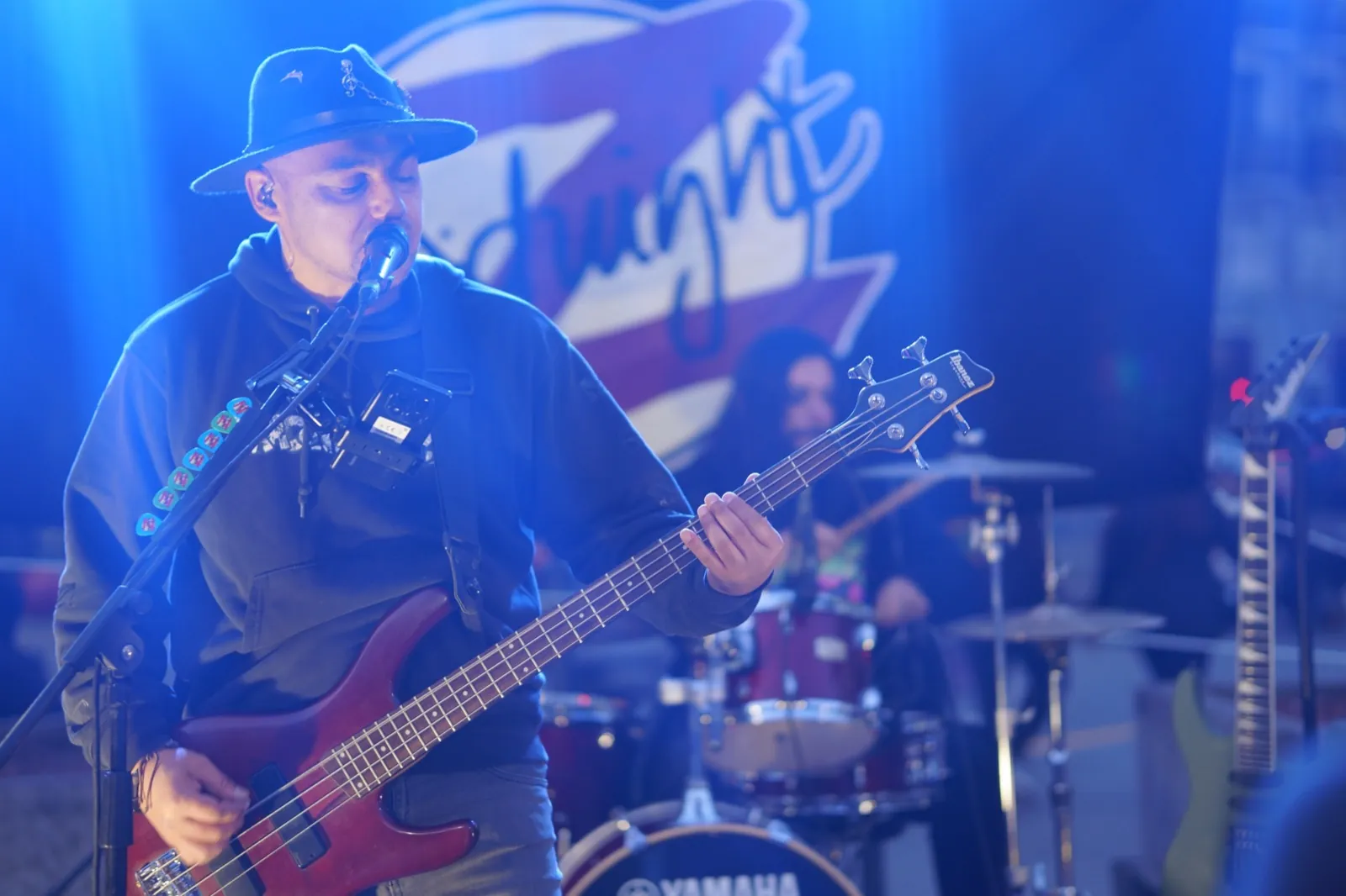 Bajo y batería de Midnight Z con el logo de la banda
